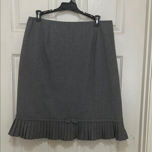 Dress Barn Black tweed skirt, great shape, pleats with a cute bow am 23in long
